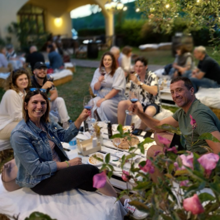 Cena al tramonto in vigna