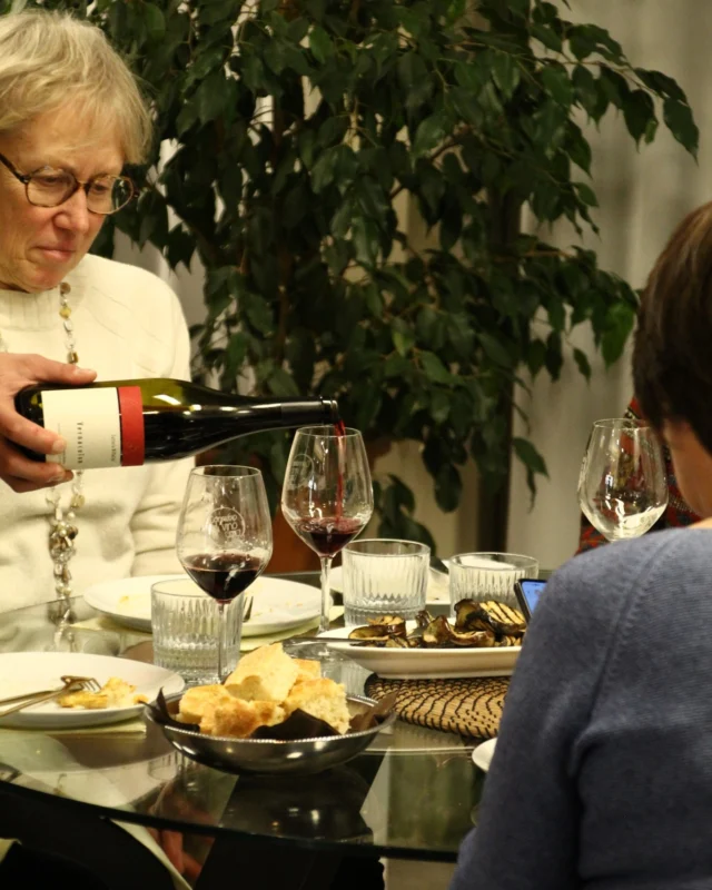 Venerdì 21 febbraio abbiamo accolto il primo gruppo di Association Polimnia, una scuola di italiano a Parigi che ci ha scelto per scoprire il nostro territorio dal punto di vista eno-gastromico, ringraziamo di cuore Francesca Perugini per l’organizzazione,  @frantoiomarcolini  @prometeofarro  @fattoriavillaligi !

#connubiodivino #corsiperilvino #appassionarsialvino #winelover #wine "