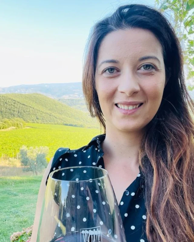 Vi presentiamo una componente fondamentale del team Connubio di Vino: Martina!
Sommelier professionista, giovane entusiasta e creativa, esperta del settore da diverso tempo.

Martina gestisce le iscrizioni, la logistica dei corsi e degli eventi con serietà e professionalità, e da agosto 2024 ricopre il ruolo di presidente della nostra associazione. 

#connubiodivino #corsiperilvino #team #appassionarsialvino #corsiperilvino #winelover #sommelier