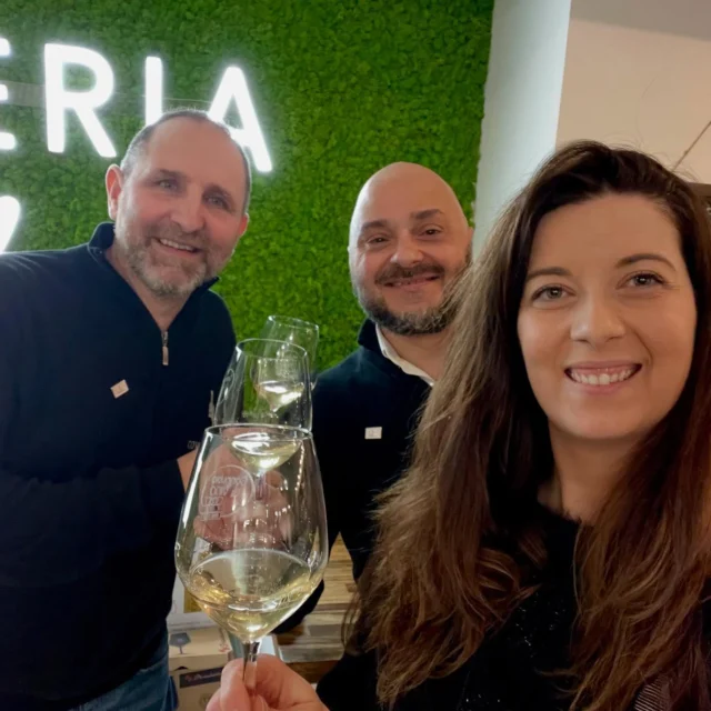 Alcuni scatti della nostra serata sulle bollicine.
Siamo partiti dalle origini dei diversi metodi di produzione fino ad arrivare al calice, assaporando così ogni sfumatura dei vini protagonisti. 🥂

MR WHITE @stefanagowines 

Valdobbiadene Finalizzato @tre.m.at.fin_ali__zzato90 

Champagne L. Béinard-Pitois

Sogno Ca del vent 2016 @cadelvent 

#connubiodivino #corsiperilvino #appassionarsialvino #winelover #wine