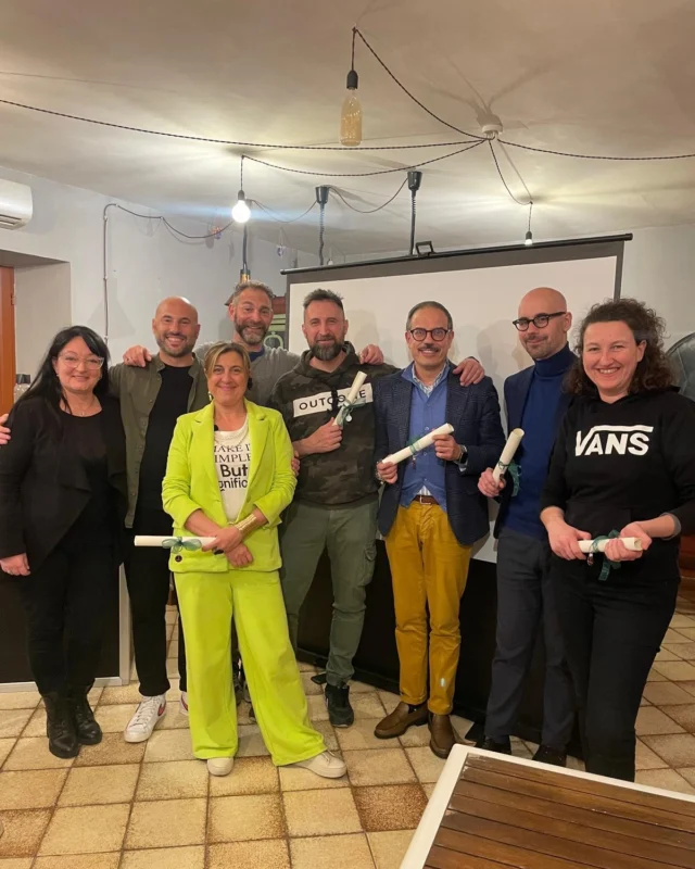 Si sono conclusi i corsi di Appassionarsi ai Cocktail di Ancona e Pesaro con la consegna degli attestati. 
È stato un viaggio super interessante, curioso e divertente!
Ringraziamo @andreacorsini per aver gestito i corsi con maestria e professionalità, tutte le iscritte e gli iscritti, e per ultimi, ma non meno importanti, @arcodeiangeli e @salottocavour per averci ospitato.

Arrivederci ai prossimi corsi di ottobre! 

#connubiodivino #corsiperilvino #appassionarsialvino #winelover #winepassion #appassionarsiaicocktail #cocktail