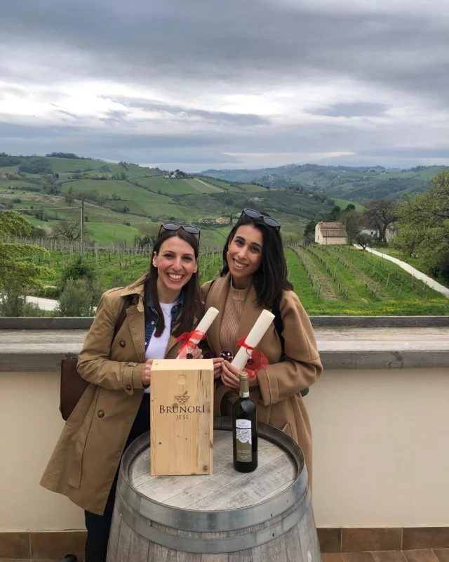 E anche il corso Appassionarsi al vino giunge al termine con la consegna degli attestati ai nostri fantastici corsisti.
Un viaggio tra calici, profumi e storie che ci ha coinvolto e fatto innamorare ancora di più del mondo del vino 🍷
Grazie di cuore a @brunorivini per la loro accoglienza e a tutte le partecipanti e i partecipanti per aver reso queste edizioni così speciali

Ci vediamo a ottobre per i prossimi corsi!

#connubiodivino #corsiperilvino #appassionarsialvino #winelover #wine