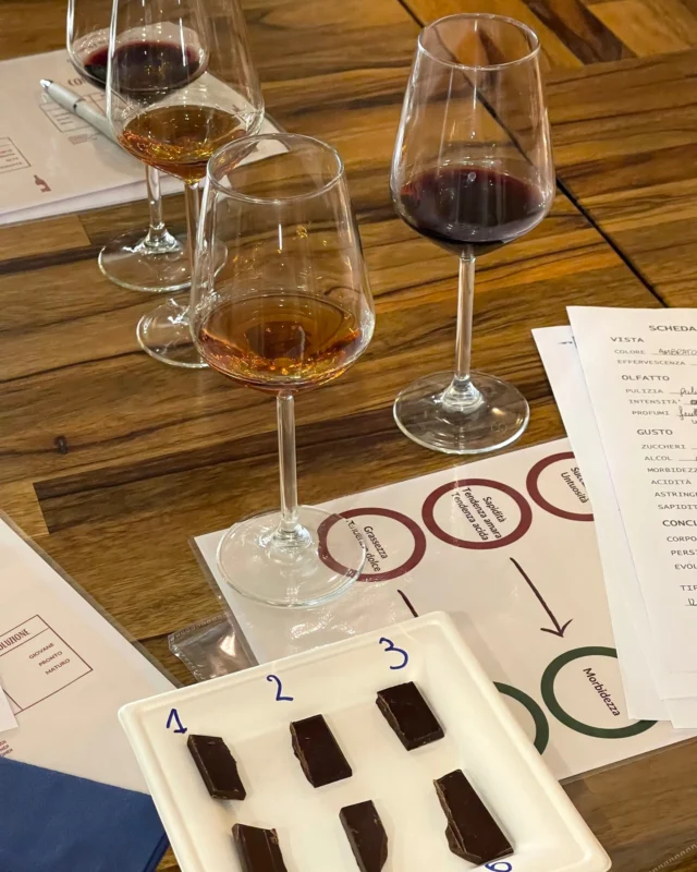 Due mondi intensi, profondi, pieni di sfumature.
Quando si incontrano, nasce una sinfonia di aromi: il carattere deciso del vino che abbraccia la dolcezza amara del cioccolato.
Perfetto per chi ama i contrasti... e le emozioni forti!

#connubiodivino #corsiperilvino #appassionarsialvino #winelover #wine #chocolate