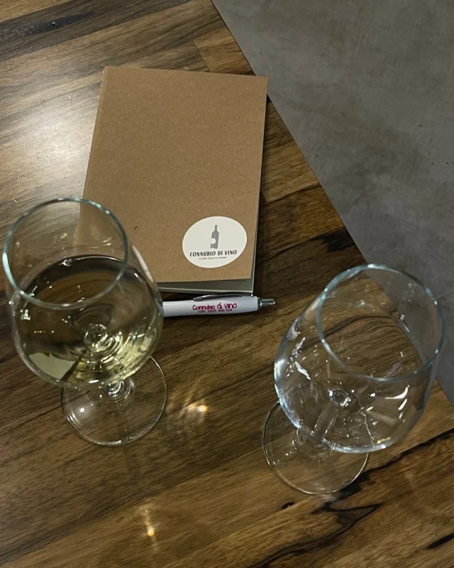 Due calici, un taccuino e la voglia di esplorare il mondo del vino. 
Ogni degustazione è un viaggio tra aromi, sfumature e storie da raccontare!

#connubiodivino #corsiperilvino #appassionarsialvino #winelover #wine"