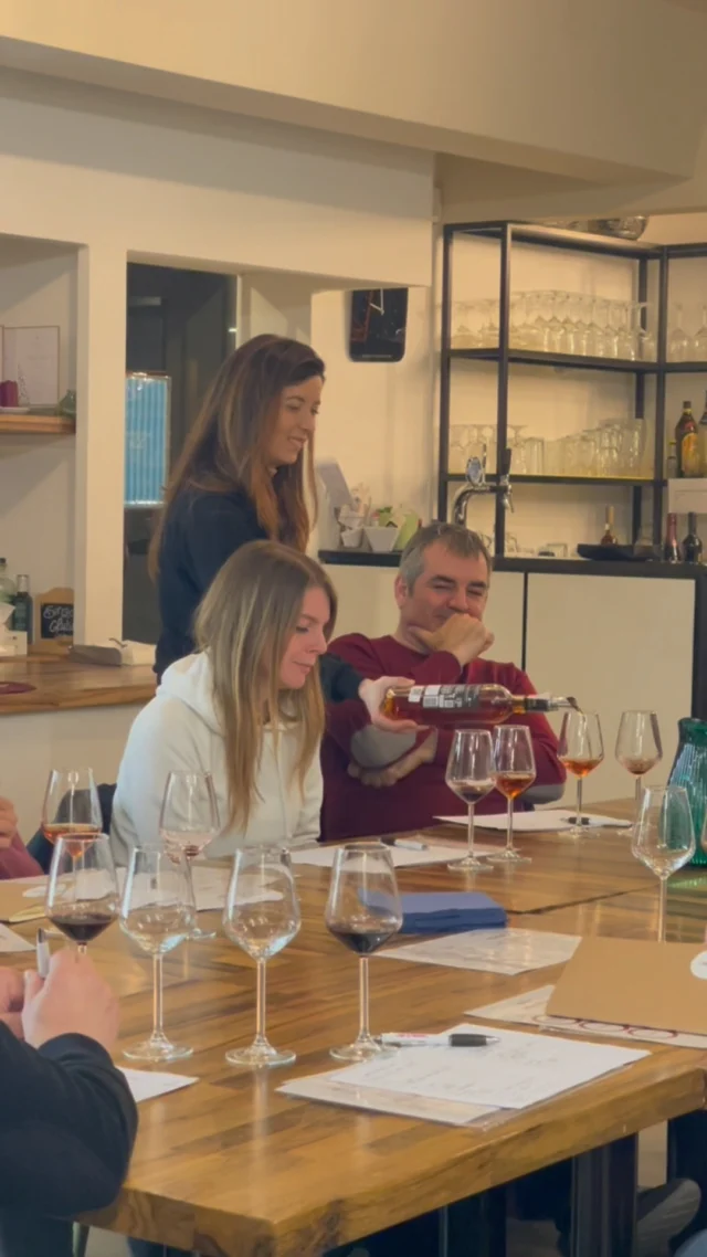 Appassionarsi al vino non significa sapere tutto. Significa iniziare a farsi domande giuste.
Come si degusta? Cosa c’è dietro un’etichetta? Perché un vino ci emoziona?

Sedersi a un tavolo e ascoltare, assaggiare, confrontarsi.
È da qui che comincia il viaggio.

#connubiodivino #corsiperilvino #appassionarsialvino #winelover #wine