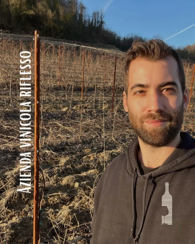 Rieccoci con un nuovo appuntamento con la rubrica i Vignaioli!
Oggi parliamo dell'azienda vinicola Riflesso. 
La storia di Riflesso nasce da una passione profonda per il vino e la terra. Dietro questo progetto c’è un giovane vignaiolo, milanese di origine, che dopo gli studi in agraria ha deciso di inseguire il sogno di una viticoltura autentica.
Il suo viaggio lo ha portato prima nell’Oltrepò Pavese, dove ha fatto esperienza in un’azienda in transizione verso la qualità, e poi nel cuore del Monferrato, dove ha trovato il luogo ideale per mettere radici.
Il nome Riflesso non è casuale: ogni vendemmia racconta una storia diversa, fatta di sole, pioggia, vento… e tanto lavoro in vigna. 🌿🍷

@vinoriflesso 

#connubiodivino #corsiperilvino #appassionarsialvino #winelover #wine"