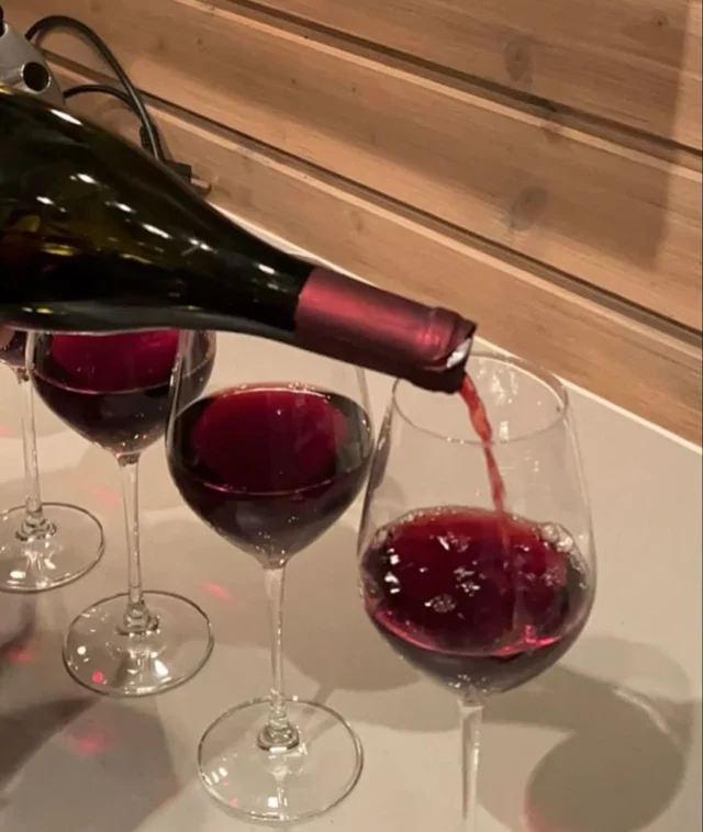 Il vino è più di una bevanda: è connubio, racconto, condivisione.
Ogni goccia versata è un invito a fermarsi, ascoltare, assaporare.

#connubiodivino #corsiperilvino #appassionarsialvino #winelover #wine