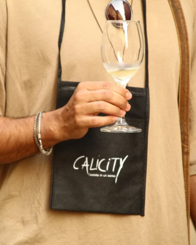 Si conclude il nostro viaggio con Calicity, una serata dedicata al vino della provincia di Pesaro e Urbino, ai suoi produttori, ai curiosi, agli appassionati del vino e a chi ha scelto di lasciarsi guidare tra i sapori autentici del nostro territorio.
Via Passeri si è trasformata in un percorso di degustazione a cielo aperto, dove ogni cantina ha portato la sua identità, il suo lavoro e la sua storia in bottiglia.

Grazie a @siprem_international , @rivierabanca e @comunedipesaro per aver organizzato insieme a noi questo fantastico evento, e grazie anche a @confartigianatoanpu , @confesercenti_pesaro_urbino , @cnapesaroeurbino , @viapasseri @confcommerciomarchenord senza i quali tutto ciò non sarebbe stato possibile.
Grazie a tutte le cantine e realtà agricole che hanno partecipato e hanno reso questo evento pura magia.
Grazie a tutti quanti voi che siete passati e avete celebrato insieme a noi questo legame profondo con la terra, il tempo e le persone.

Ci vediamo al prossimo calice 🥂

#calicity #wine #winelover #pesaro #event #connubiodivino #comunedipesaro