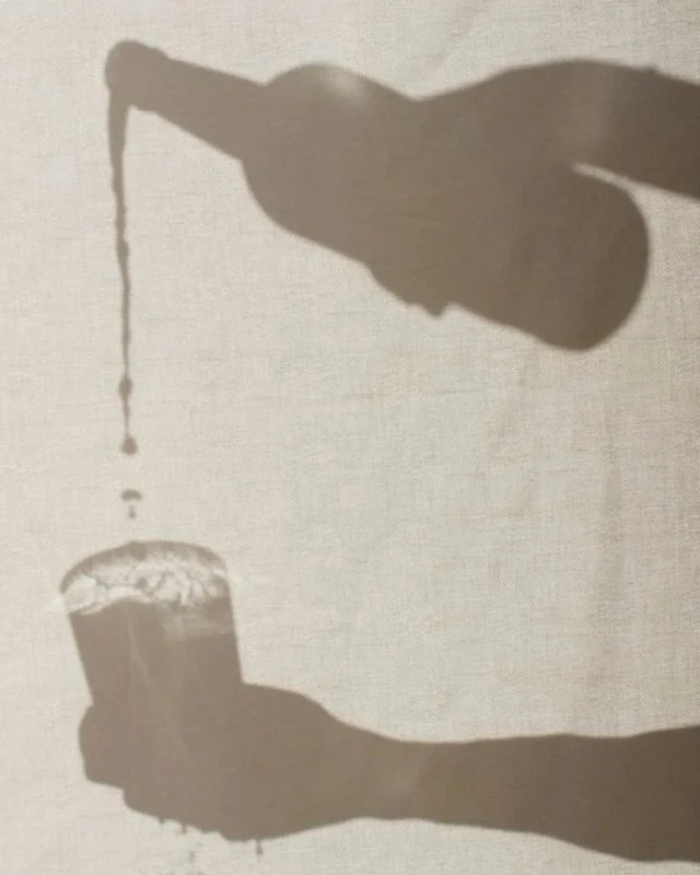 Un attimo di quiete, un bicchiere che si riempie lentamente e il gusto di un'annata che ha qualcosa da dire.

#connubiodivino #corsiperilvino #appassionarsialvino #winelover #wine